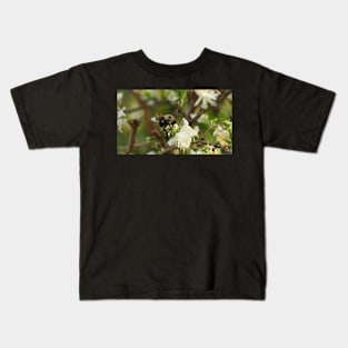 Spring Bee Close Up Kids T-Shirt